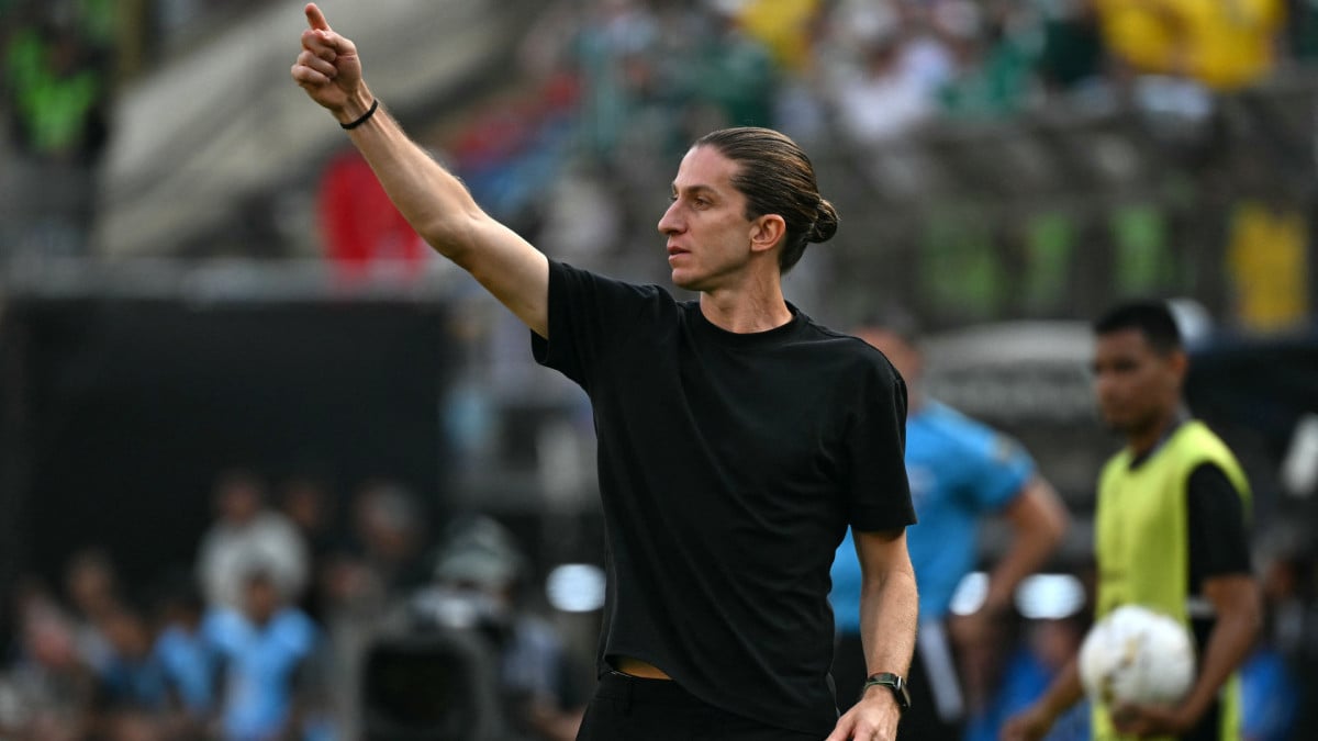 Técnico Filipe Luís no jogo Palmeiras x Flamengo, no Estádio Monumental de Lima, pela final da Copa Libertadores 2025