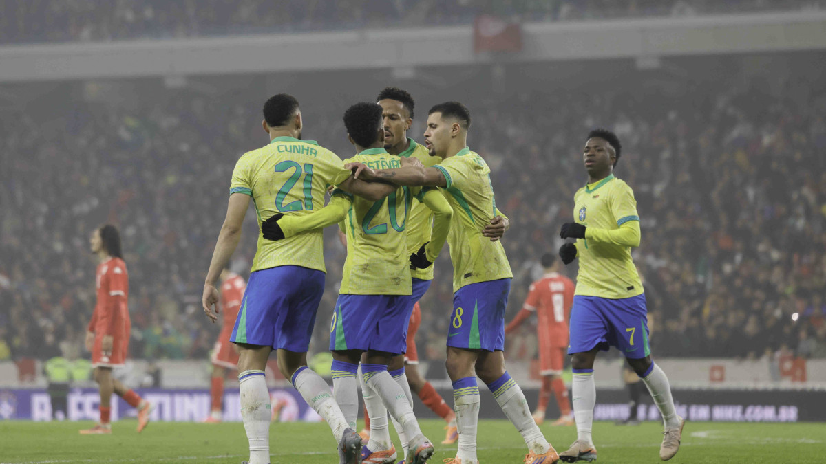 Jogadores da seleção brasileira reunidos em partida contra a Tunísia