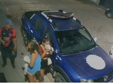 Momento em que família chega com bebê desacordado na Secretaria de Segurança de Irauçuba foi registrado pela câmera do local  