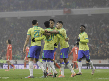 Jogadores da seleção brasileira reunidos em partida contra a Tunísia 