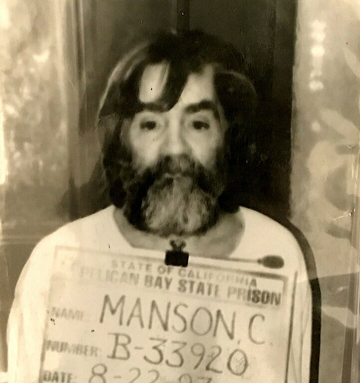Alguns dos criminosos mais famosos que passaram por lá são: Charles Manson (morreu em 2017 - foto), líder de um culto responsável por uma série de assassinatos brutais nos anos 1960, e Sirhan Sirhan, assassino do senador Robert F. Kennedy. 