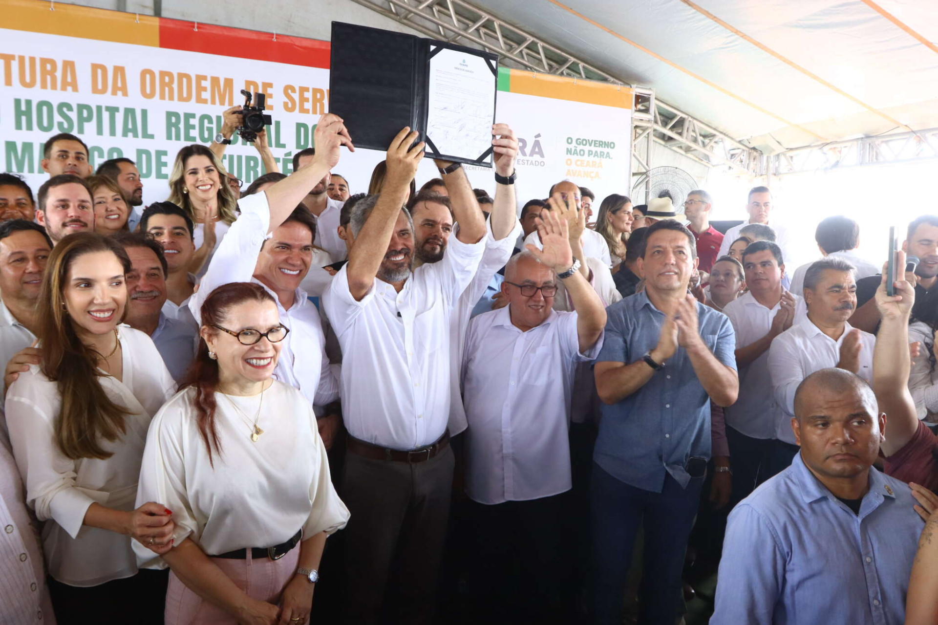 Em evento neste sábado, 29, governador Elmano de Freitas assinou autorização de início das obras do Hospital Regional do Maciço de Baturité  (Foto: Divulgação/Governo do Ceará)