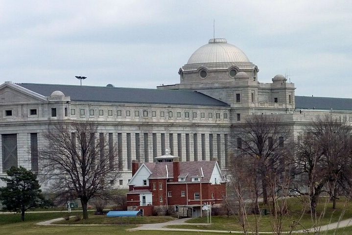 USP Leavenworth (Leavenworth, Kansas): É uma das prisões federais mais conhecidas e antigas dos Estados Unidos, operando desde 1903.