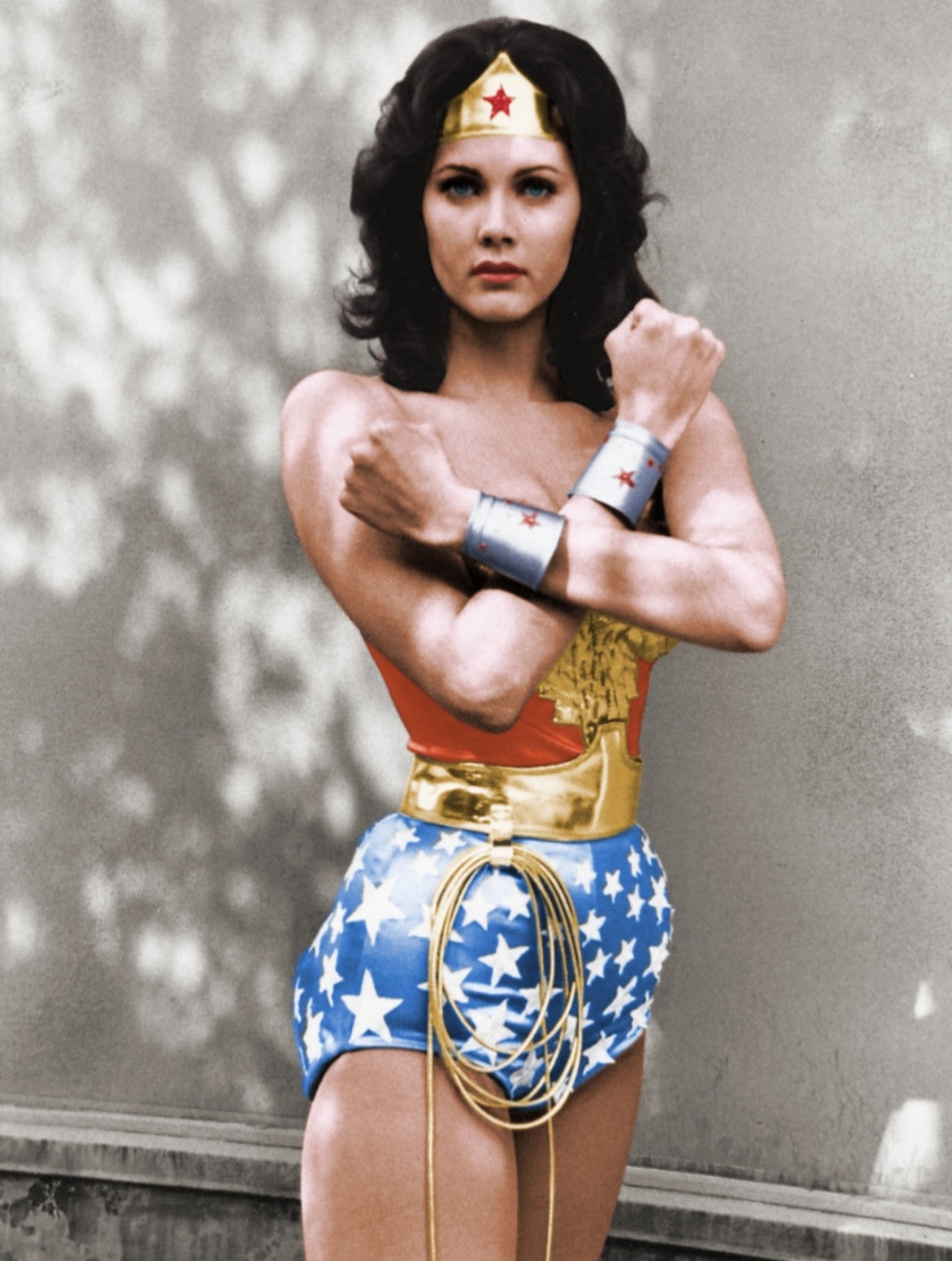 Em 1975, a série A Mulher-Maravilha, estrelada por Lynda Carter como Diana Prince, alcançou enorme sucesso e se tornou a versão televisiva clássica da heroína.