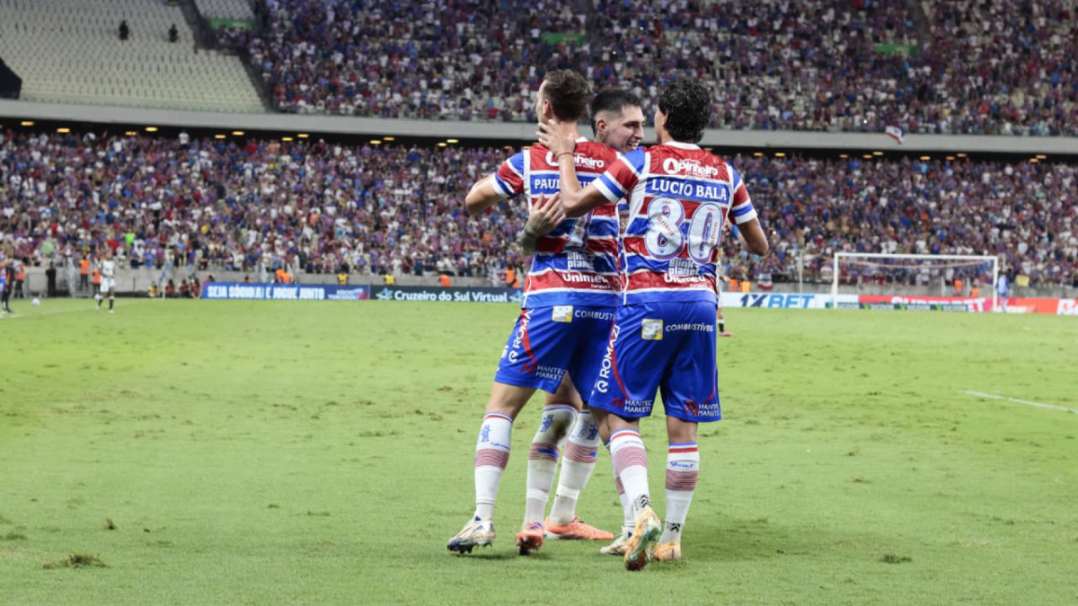 Pochettino comemora gol no jogo Fortaleza x Atlético-MG, no Castelão, pela Série A 2025