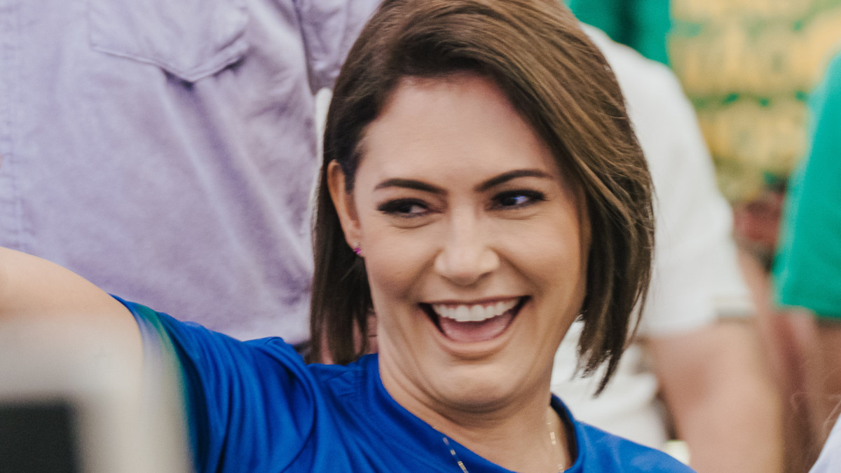 Michelle Bolsonaro diz que não responderá a manifestações dos enteados e afirma que seguirá "defendendo a família"