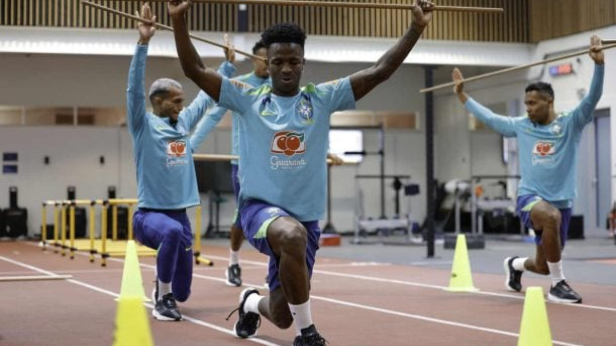 Atacante e Lucas Paquetá, ambos revelados no clube carioca e atletas da Seleção Brasileira, festejam conquista rubro-negra nas redes sociais 