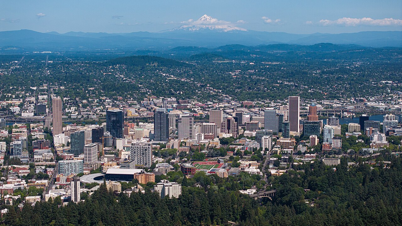 Portland (Oregon) – Conhecida por suas árvores urbanas, tem relatado interrupções causadas por esquilos que entram em subestações e causam danos.