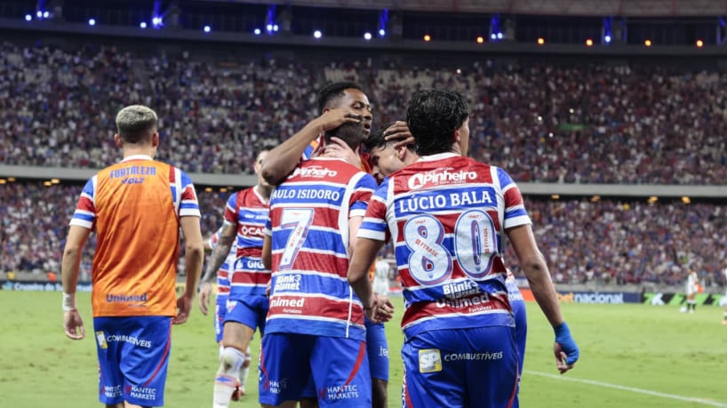 Pochettino comemora gol no jogo Fortaleza x Atlético-MG, no Castelão, pela Série A 2025 