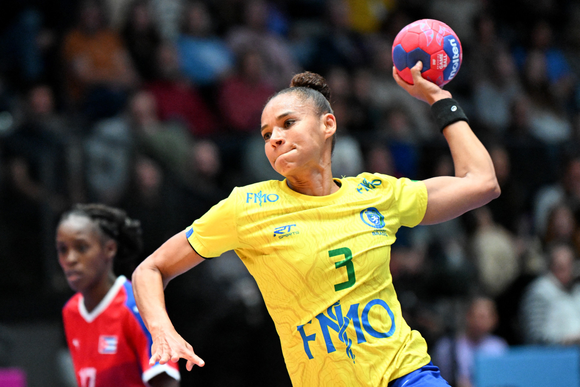 Alexandra reforça o Brasil no Mundial de handebol (Foto: THOMAS KIENZLE / AFP)