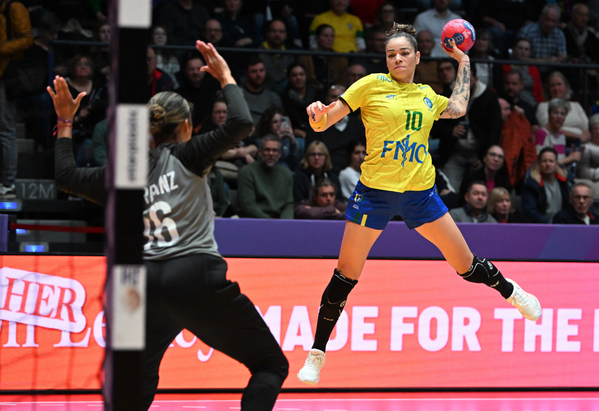 Larissa Araújo em jogo da seleção brasileira feminina de handebol contra Cuba no Mundial (Foto: THOMAS KIENZLE / AFP)