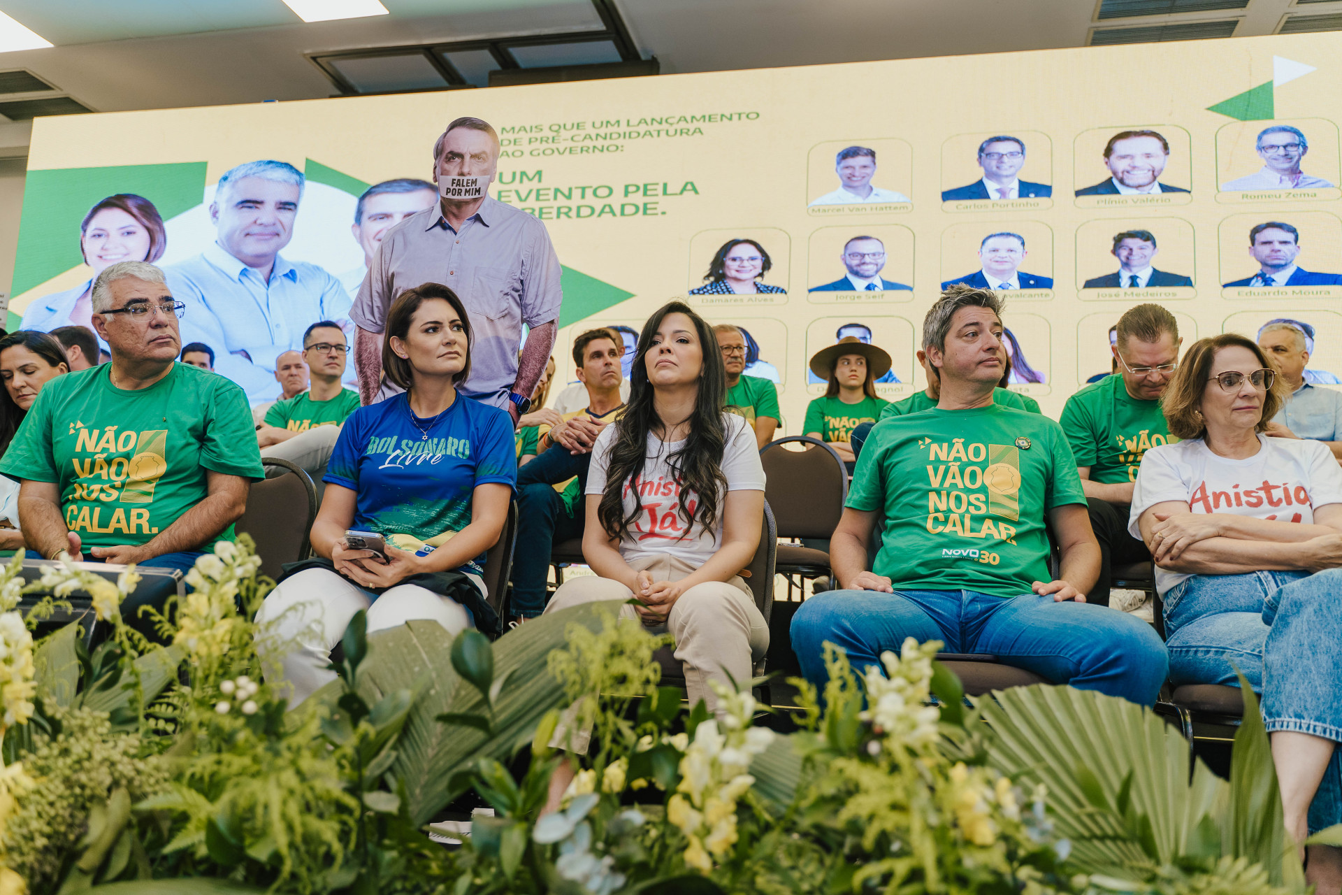 Michelle Bolsonaro entre Eduardo Girão e Priscila Costa (Foto: JÚLIO CAESAR)