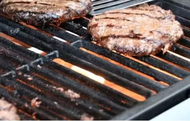 A fatalidade ocorreu com um piloto de avião de 47 anos, morador de Nova Jersey. Os sintomas começaram após um acampamento no em 2024, quando ele participou de um churrasco familiar. Ele comeu um hambúrguer e apresentou desconforto abdominal intenso, com náuseas e vômitos. Duas semanas depois, ele voltou a comer carne e foi achado pelo filho já inconsciente no banheiro de sua casa. 

