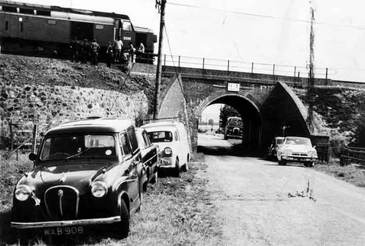 A quadrilha interceptou a locomotiva quando ela passava sob uma ponte distante 65 quilômetros de Londres, nas proximidades da cidade inglesa de Cheddington. 
