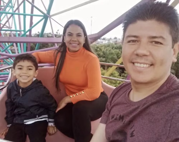 Uma técnica de enfermagem que estava de plantão foi a responsável por aplicar a dose de adrenalina. 