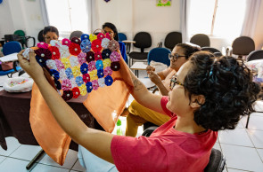 FORTALEZA, CE,  BR - 01.12.25   -  Arteterapia - Casa AME,  um dos espaços do Movimento Saúde Mental que vivencia o acolhimento às pessoas através de sua atuação, realizada com a arteterapia.

A atividade feita pelos pacientes nesta segunda é Fuxico e terapia, onde os participantes fazem o fuxico, que são peças feitas de tecidos e linhas. Estão na produção de figurinos para peça de teatro a ser realizada em 19 de dezembro.  (Fco Fontenele/O POVO)