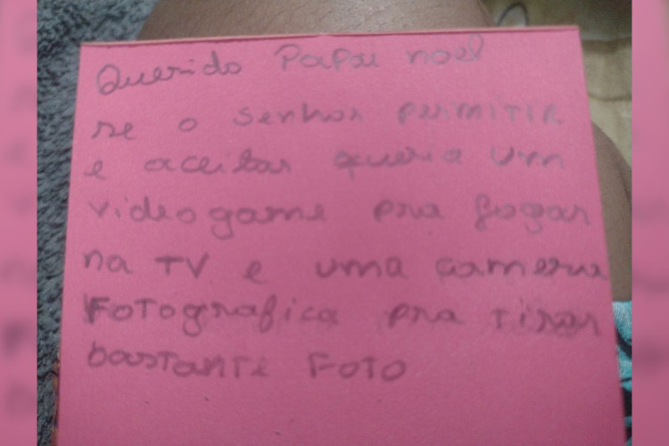 Uma menina de 10 anos escreveu: "Papai Noel, se o senhor permitir e aceitar, queria um videogame para jogar na TV e uma câmera fotográfica para tirar bastante foto."