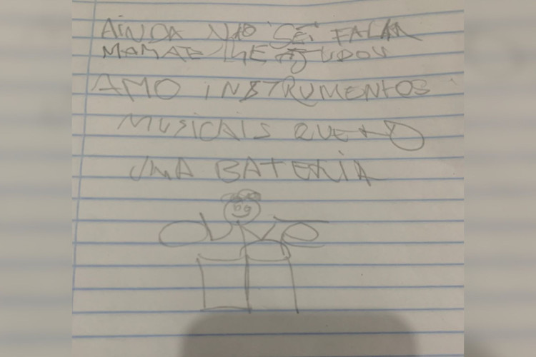 As cartas são escritas por crianças de até 10 anos matriculadas em escolas públicas das redes estadual e municipal de Fortaleza. Na imagem, criança pede uma bateria de presente de Natal.