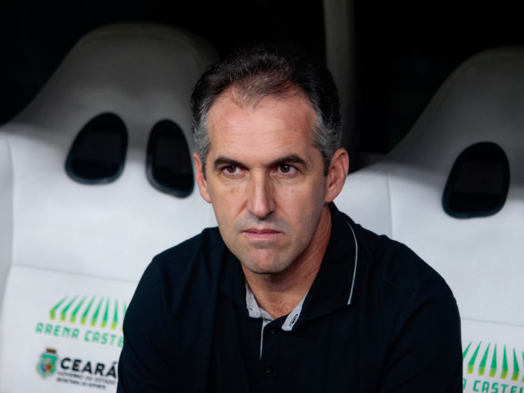 FORTALEZA-CE, BRASIL, 29-10-2025: Léo Condé Ceará x Cruzeiro empatam pela Serie A do Brasileirão no Estádio Castelão. (Foto: Samuel Setubal/O Povo)