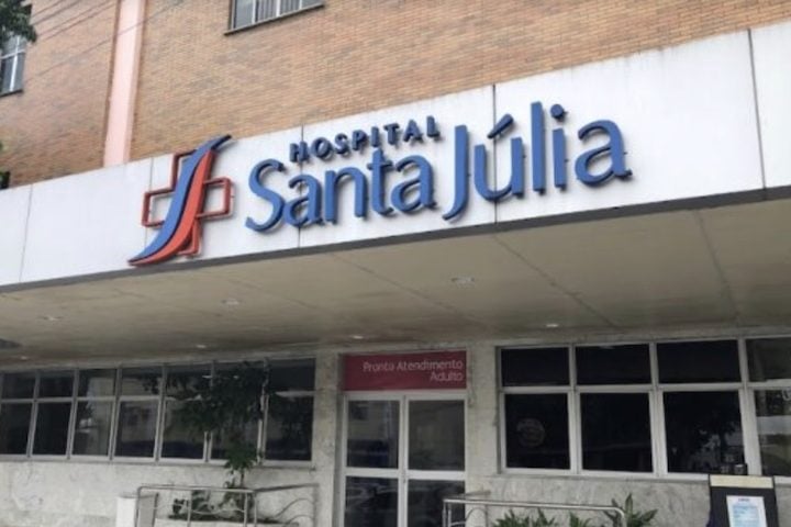 O menino de 6 anos foi levado ao Hospital Santa Júlia, na noite de 22 de novembro. Depois de ter tido febre, ele apresentou tosse seca e suspeita de laringite. 