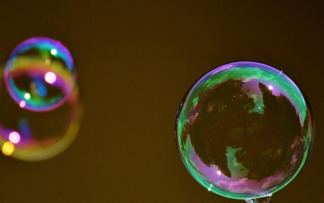 Como na pintura As Bolas de Sabão de Manet, onde um rapaz se diverte com a atividade, algo que simboliza, em parte, a efemeridade da vida.