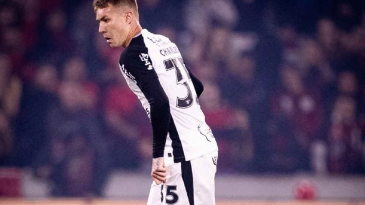 Volante recebe dois jogos de suspensão por jogada violenta e está fora dos relacionados do Timão para o duelo no Ceará