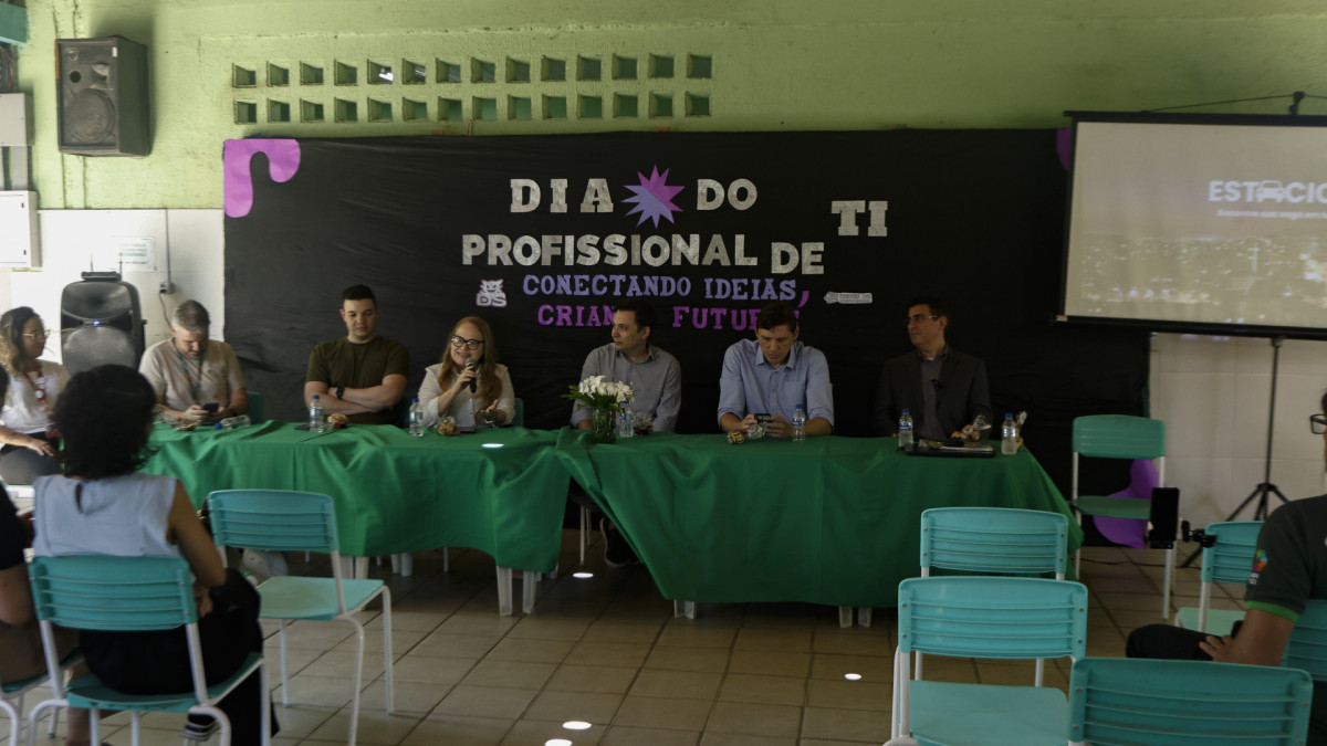 Foram realizadas palestras e rodas de conversa nas salas e no pátio da instituição para troca de experiências sobre a conciliação das vidas profissional e acadêmica