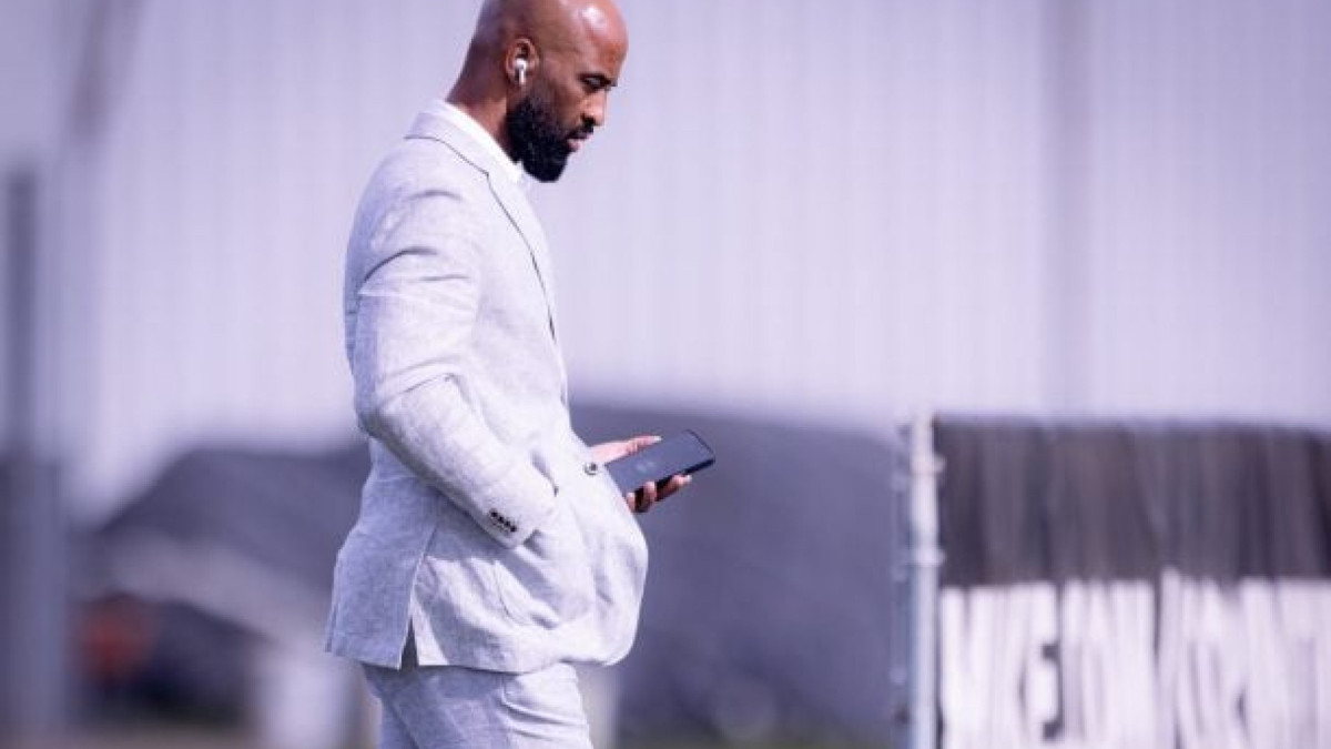 Transfer bans, dívidas e indefinições sobre contratações travam planejamento enquanto Timão disputa vaga na Libertadores