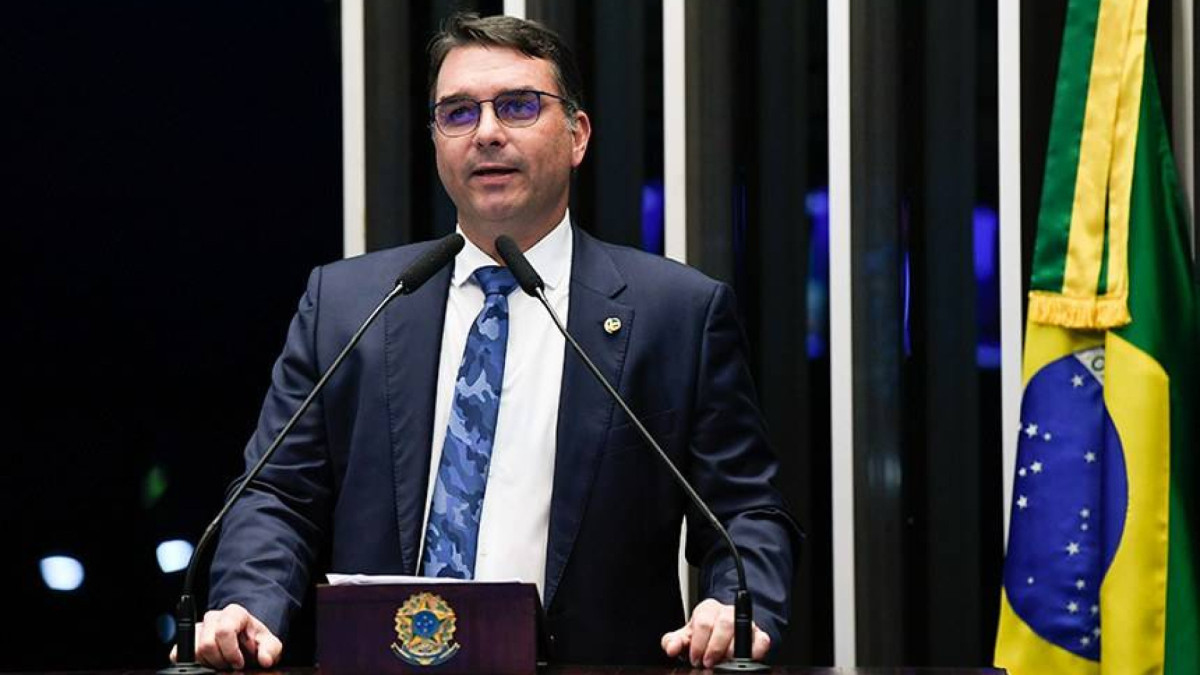 Após visita ao ex-presidente Jair Bolsonaro (PL), Flávio Bolsonaro disse ter conversado com o pai sobre o embate público que teve com a ex-primeira-dama Michelle Bolsonaro 