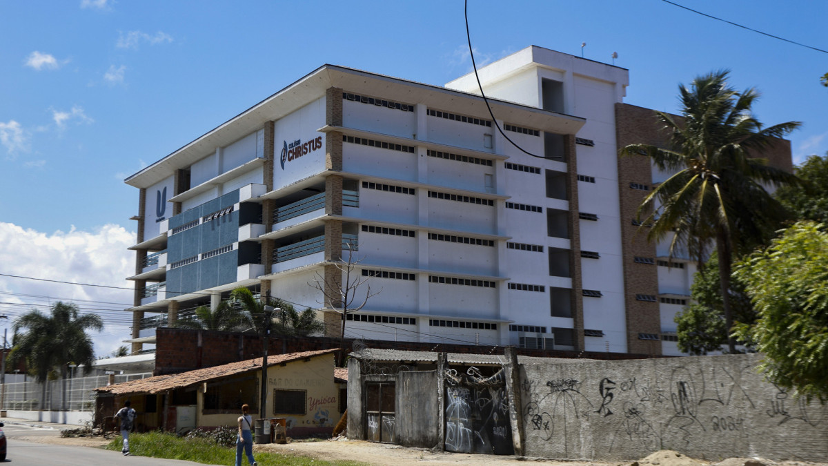 Estudante lesionou um professor, uma coordenadora e outro aluno na escola 