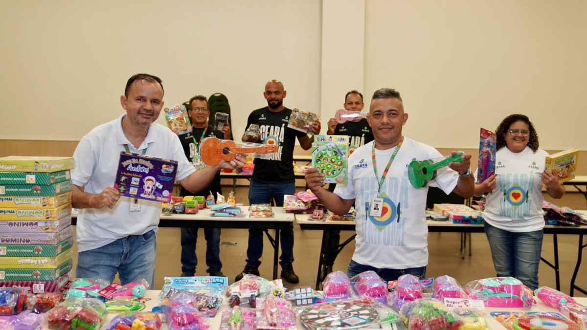 Voluntários realizam a triagem dos brinquedos no Centro de Eventos do Ceará