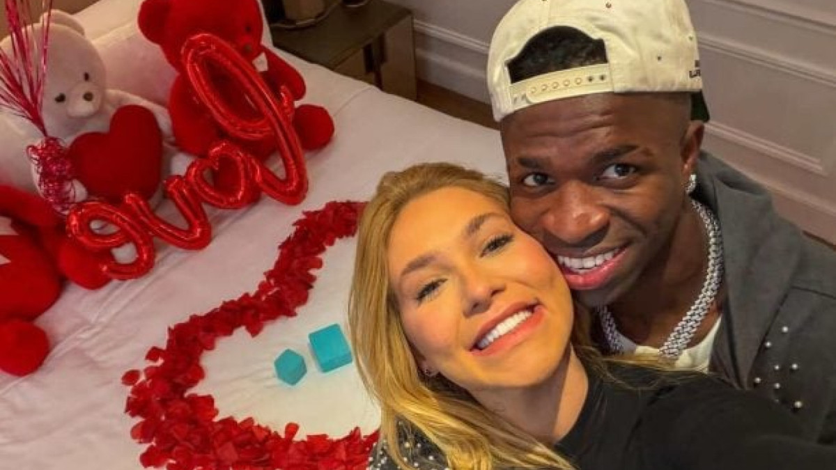 Apresentadora do SBT e o camisa 7 do Real Madrid completaram um mês de namoro no último dia 28 de novembro, com declarações públicas