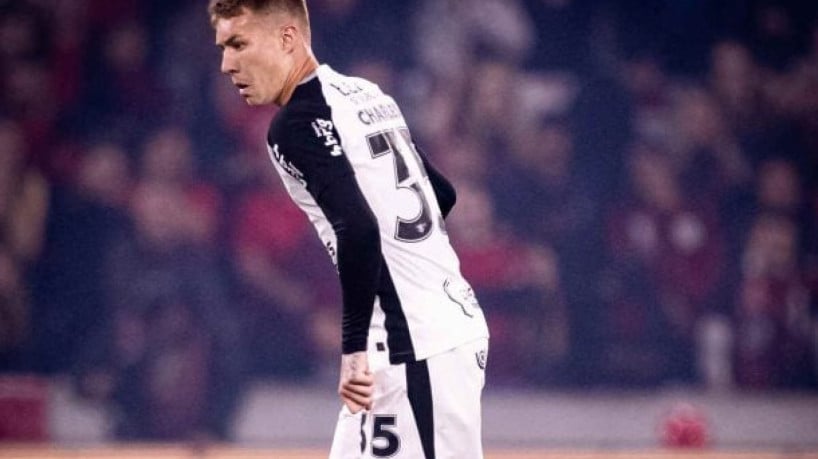 Volante recebe dois jogos de suspensão por jogada violenta e está fora dos relacionados do Timão para o duelo no Ceará 