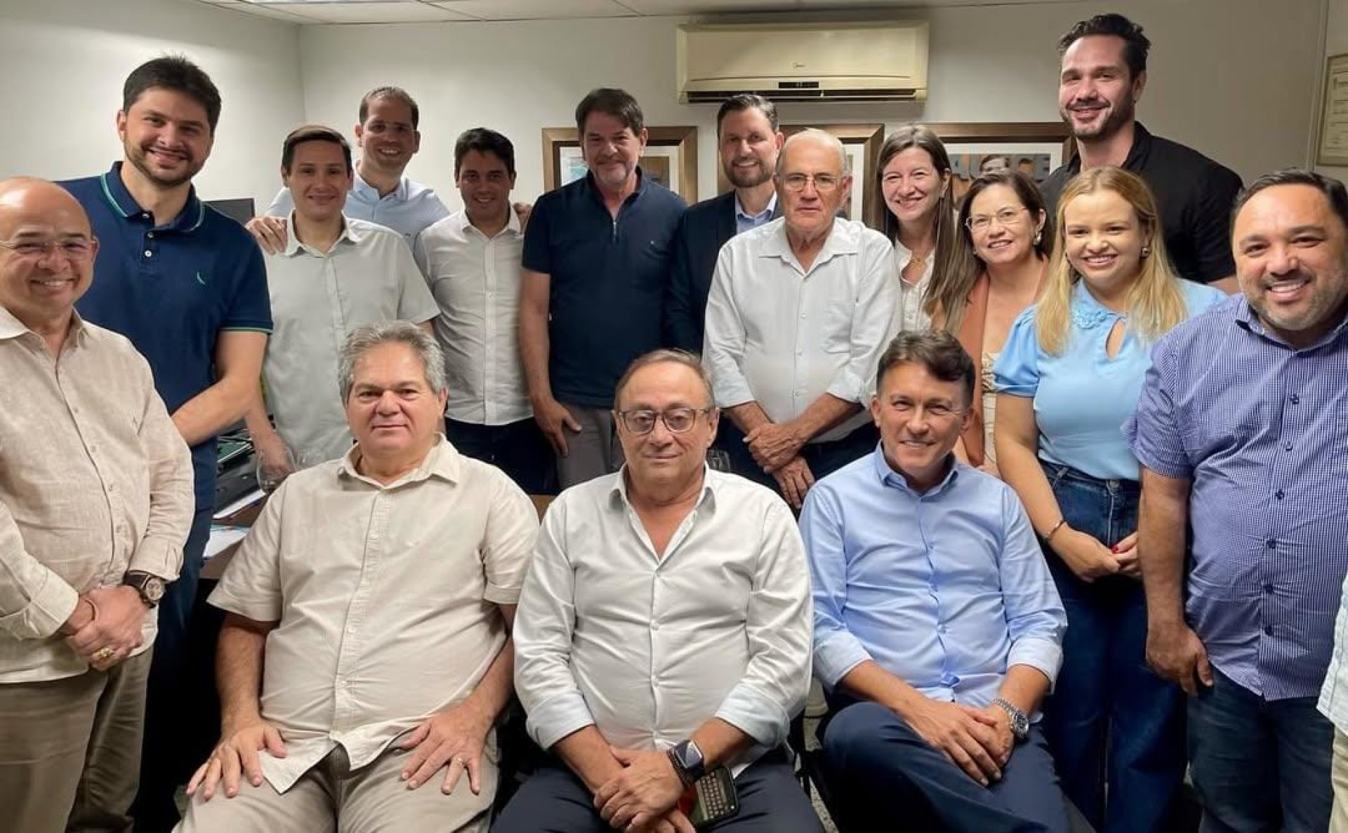 Cid Gomes em reunião com bancada estadual do PSB (Foto: Reprodução/Instagram: @marcossobreiraoficial)