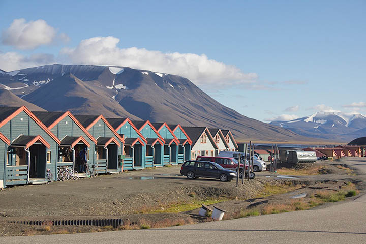 Localizada no arquipélago norueguês de Svalbard, a cidade de Longyearbyen apresenta uma questão bem peculiar, que chama a atenção. Afinal, desde 1950, o governo norueguês promulgou uma lei que tornou ilegal morrer e ser enterrado por lá. 