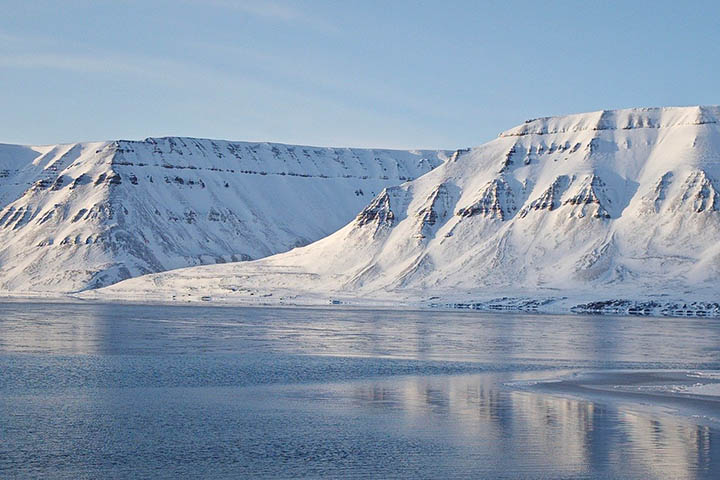 Antes de tudo, Longyearbyen é a cidade mais setentrional do planeta, habitada principalmente por mineiros. Além disso, é um dos lugares mais frios do mundo, pois já registrou incríveis −46,3 °C no dia mais gelado de sua história.