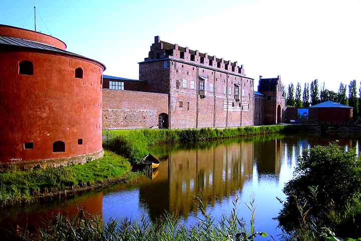 Em relação à arquitetura, além do Turning Torso há o Castelo de Malmö, o Malmöhus, uma fortaleza renascentista de 1434 que abriga atualmente museus e jardins.
