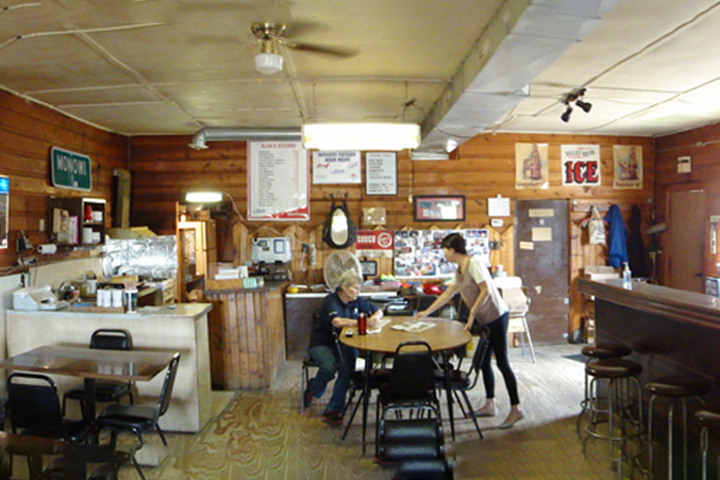 Visitantes vão à cidade não apenas para tirar fotos, mas para passar um tempo no bar, conversar com Elsie e explorar a biblioteca, que se tornou uma espécie de memorial simbólico do passado da vila.
