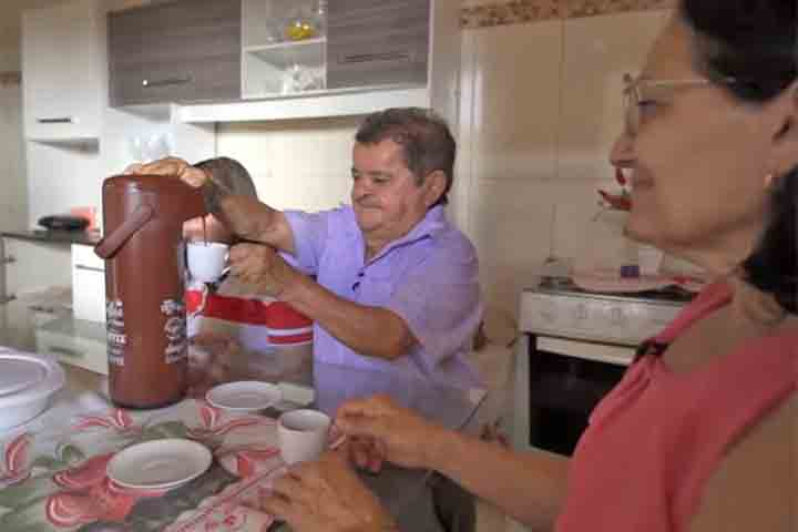 O fenômeno está historicamente ligado ao povoado rural de Carretéis, uma comunidade pequena e isolada com pouca interação externa.