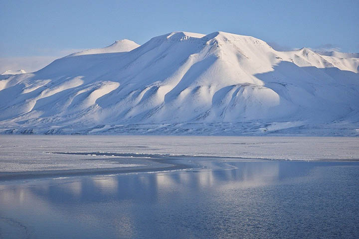 A proibição de morrer acontece justamente por conta das condições ambientais adversas. O primeiro ponto, aponta o Times of India, é o permafrost, solo congelado.