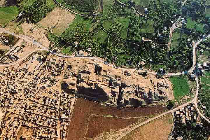 A localização de Jericó também é singular. A cidade está situada a aproximadamente 258 metros abaixo do nível do mar, o que a torna a localidade habitada mais baixa do planeta. 

