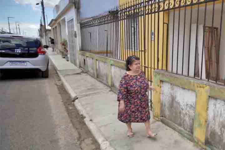 O nanismo apresenta características físicas específicas, como membros curtos, macrocefalia, mãos e pés pequenos, arqueamento das pernas e alterações na coluna e na mobilidade.