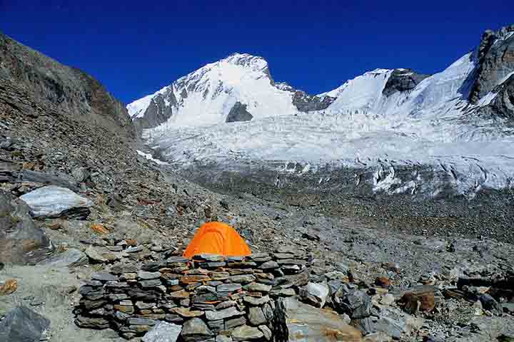 Dom (4.545 m) - Maior montanha situada inteiramente dentro do território suíço, se destaca não só pela altitude, mas também pelo cenário dominado por geleiras monumentais. Ele integra o maciço Mischabel e oferece uma das ascensões mais longas do país.
