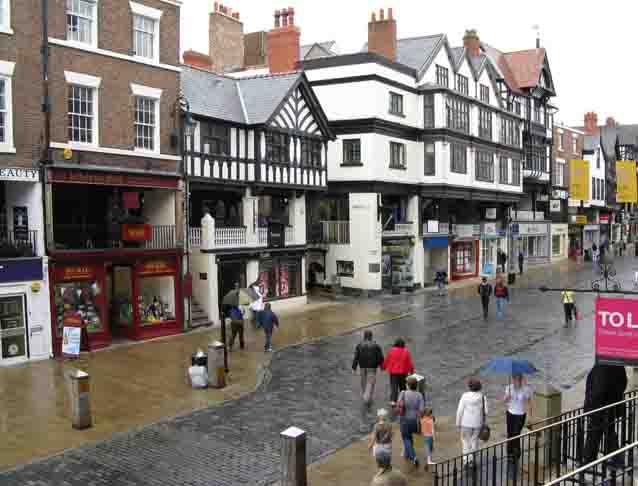 Mas um antigo ritual pagão, com mais de dois mil anos, ainda é celebrado em Chester, na Inglaterra. A tradição remonta à Saturnalia romana, marcada por desfiles e fantasias.