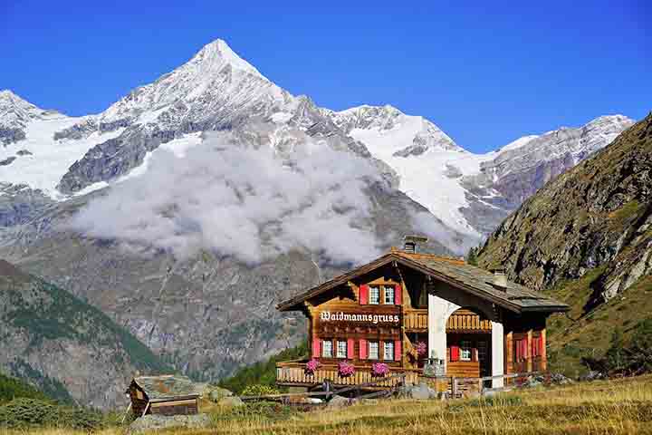 Weisshorn (4.506 m) - Para muitos alpinistas, o Weisshorn é um dos picos mais belos dos Alpes, graças à sua estrutura piramidal simétrica e à crista afiada que desafia até os escaladores mais preparados. 
