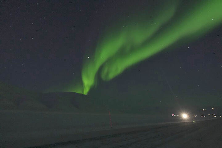 Quem quiser desbravar os desafios de Longyearbyen, na Noruega, poderão se encantar com o avistamento das belíssimas auroras boreais.  