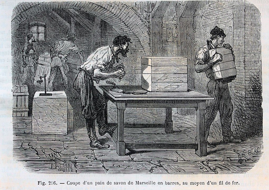Durante o século XVI, a Inglaterra desenvolveu sua indústria de sabão, enquanto os holandeses produziam grandes quantidades para exportação. Seu uso tornou-se mais acessível. A Revolução Industrial transformou a produção de sabonetes, tornando-os mais baratos e disponíveis. Métodos químicos modernos permitiram a produção em massa.
