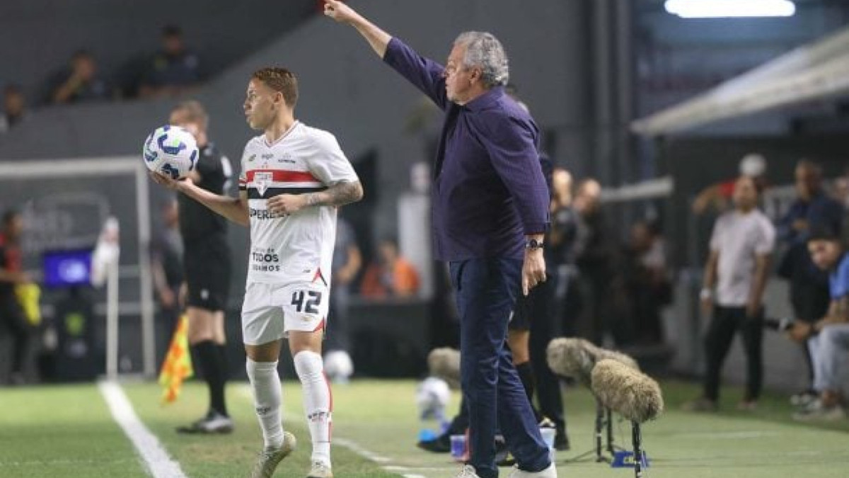 Técnico admite superioridade do São Paulo, na Vila Belmiro, e reconhece que foi infeliz na declaração sobre a camisa rosa do Colorado 