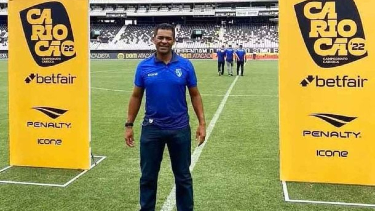 Profissional iniciou a carreira no quadro de arbitragem da FERJ, no futebol carioca, mas também passou pelo time de aspirantes Fifa