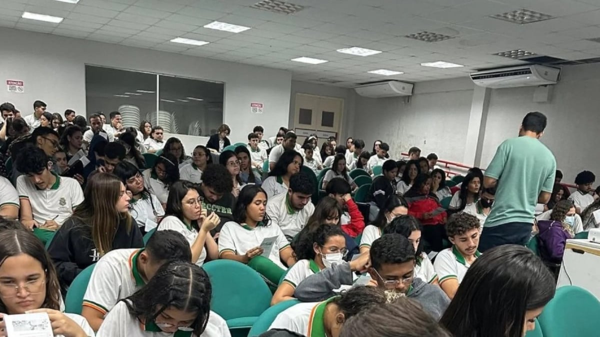 Estudantes realizam avaliação em sala de aula
